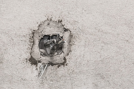 用于在灰水泥墙上安装数个电插口 修理房屋的Niche服务螺丝刀男人工作装修力量电缆电路插座电气图片