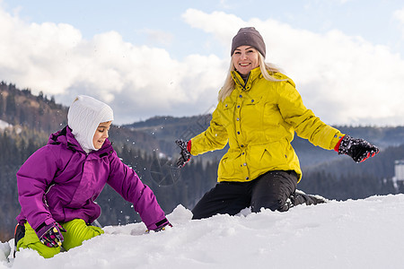 冬天 滑雪 雪和太阳享受寒假的家庭假期滑雪板青少年高山女儿女性微笑女孩活动闲暇图片
