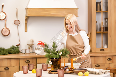 圣诞面包店 圣诞节前做饭的女人 节日食品 烹饪过程 家庭烹饪 圣诞节和新年传统概念刀具面粉擀面杖雪花星星面团饼干金属烘烤姜饼人图片