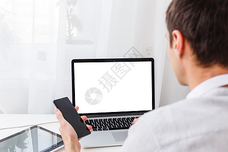 在互联网上工作的现代商务人士坐在前面打开笔记本电脑的背面视图 上面有空白的空屏幕供您查看信息或内容办公室金融工具店铺自由职业者图图片