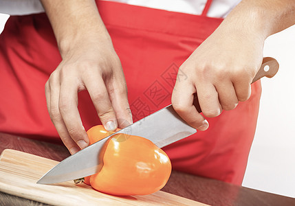 切红鲜胡椒的厨师手男性男人班级美食橙子饮食首席工人烹饪围裙图片