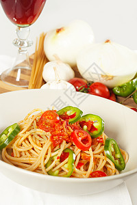辣意大利面番茄和辣椒酱面条盘子美食营养饮食胡椒餐厅辣椒草本植物午餐图片