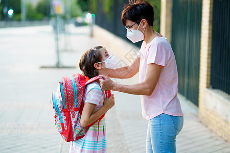 母亲为她的小女孩准备了带着面具返回学校的学习机会图片