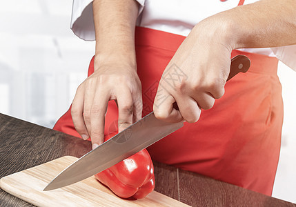 切红鲜胡椒的厨师手围裙男性服务推介会首席男人班级木板工人食物图片