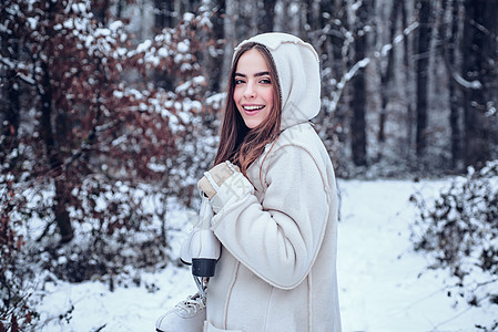 冬天的女人 雪花园中年轻美丽的黑发女人的冬季画像 雪地里的人 女人冬季肖像图片