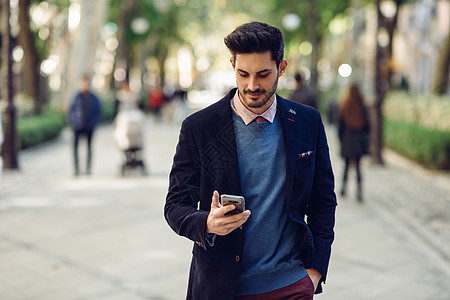 智能城市在街上穿正装的人 手拿着智能手机胡子套装细胞胡须商务快乐人士电话商业毛衣背景