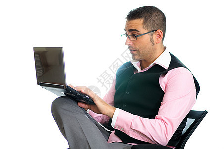 成功的商务人士 戴着戴背心眼镜的眼镜和粉红色衬衫 在看一台小电脑人士办公室男性工作互联网商业工人思维经理就业图片