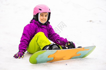 小可爱女孩滑雪 在滑雪胜地 阳光明媚的冬天快乐骑士微笑滑雪板女性青少年速度运动员活动孩子图片