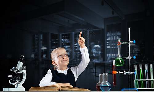 坐在书桌的小女孩科学家课堂玻璃班级瞳孔童年学习器皿实验管子教育图片