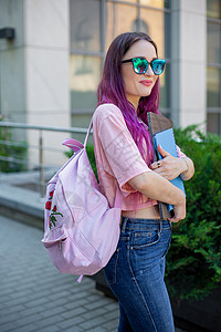 身穿便衣 带着现代笔记本电脑和背包手持手提电脑的美丽女作家肖像商业办公教育女性联合企业家博主空间黑发女孩图片