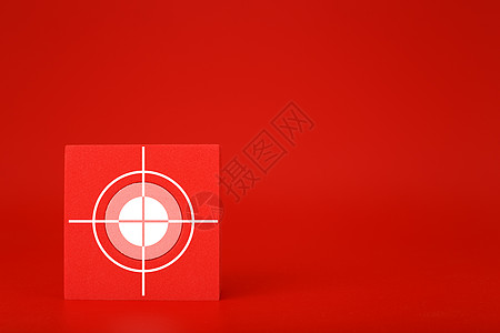 投资机会红底红色立方体上目标或目标符号 带有复制空间 评分和设定目标的概念背景