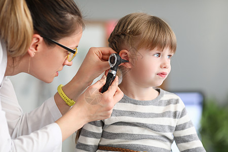 ENT医生对小女孩的耳朵进行身体检查医师听力手臂孩子女孩从业者童年检查鼓膜耳炎图片
