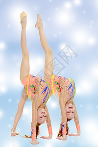 两个女体操运动员在修桥灵活性雪花平衡工作室演员紧身衣运动训练女孩戏服图片