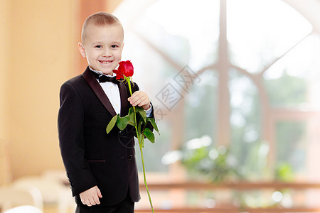 带着玫瑰花的小男孩孩子窗户孩子们展示裙子女孩半圆形婴儿花朵快乐图片