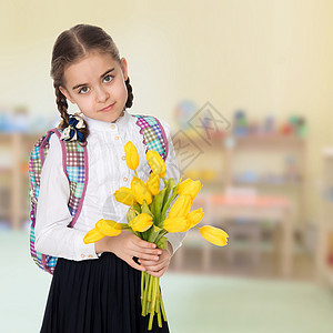 女学生身上有花束花 背背背包女性架子裙子母亲材料展示童年工作室快乐学校图片