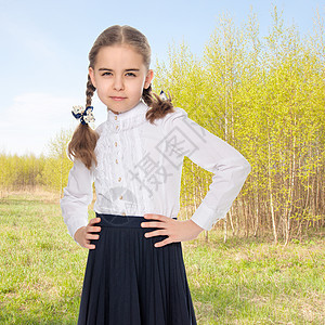 一个穿白裙子的小女孩 和一条深色裙子微笑孩子童年背包农村风景阳光学校草地女士图片