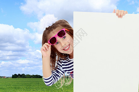 穿条纹裙子的小女孩木板场地女性快乐学校广告牌海报蓝色微笑童年图片