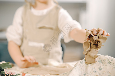 小女孩做粘土板 装饰它学校艺术工作室手工教育黏土创造力手工业文化女孩图片