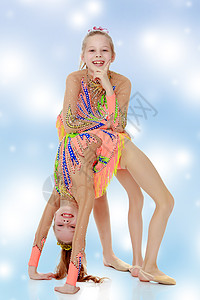 两个女体操运动员在修桥童年芭蕾舞假期孩子蓝色灵活性舞蹈舞蹈家演员女孩图片