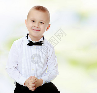 穿白衬衫领带的小男孩衬衫套装青年微笑童年人士白色学校男性商务图片