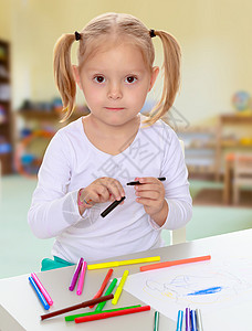 女孩用标记画画地面童年婴儿托儿所床单乐趣学校铅笔卧室孩子图片