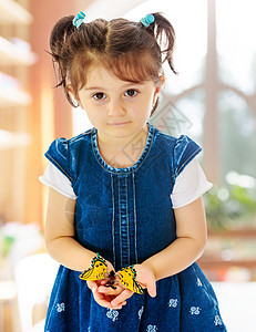 小女孩握在一只大蝴蝶的手里卫生圆圈过敏疾病药品流感学校哮喘保健发烧图片