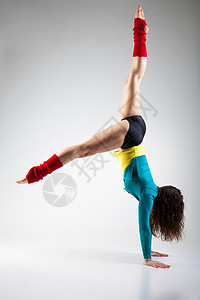 以灰色背景展示现代风格舞者成人姿势演员运动有氧运动女士舞蹈头发女性灵活性图片