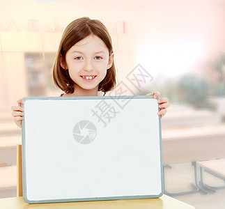 小女孩拿着白色海报女性大学快乐童年班级学校训练微笑孩子们黑板图片