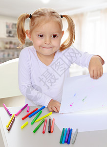 女孩用标记画画学校幼儿园教育卧室房间乐趣铅笔绘画婴儿孩子们图片