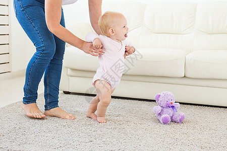 第一步 小女婴学会走路了父母孩子妈妈新生女士儿子喜悦家庭快乐学习图片