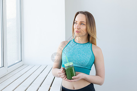 健康 饮食 脱毒和体重减肥概念     参加运动的年轻女子 带绿色冰淇淋蔬菜重量活力女孩福利微笑水果女性玻璃排毒图片