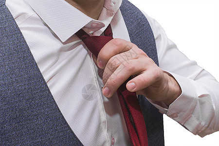 男子的手被用白色衬衫和灰色背心绑在红色领带上男人工作工人成人套装衣服工作室夹克商务办公室图片