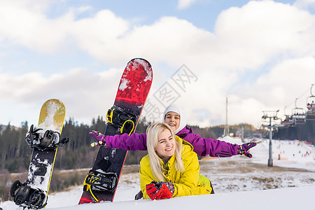 母亲和女儿带着雪板在雪中玩耍运动女孩旅行行动旅游假期闲暇缆车青少年孩子图片