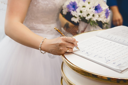 新娘亲手在登记处的登记办公室签字 同意结婚图片