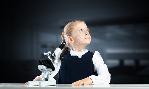 微课片头带显微镜的小女科学家学生班级生物学化学品微生物学童年知识课堂创新学校背景