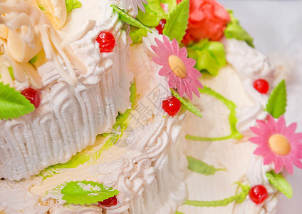 白奶油蛋糕 装饰着樱桃 甜花和密封的甜点叶子食物生日派对假期婚姻蛋糕马夫奶油庆典新娘图片
