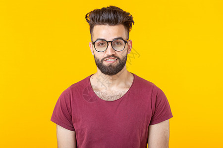 一名穿着勃贡迪衬衫的英俊阿拉伯青年男学生假扮成黄色背景 被描绘成一幅长相 为青年人创造机会的概念艺术冒充商务姿势胡须男生乐趣身体图片