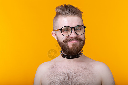 年轻时尚男子潮流 长着胡子胡须和迷恋项链 穿着黄色背景的衬衫 岩石和亚文化概念人士艺术成人青年商务身体头发男性姿势男生图片
