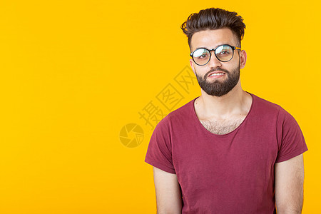 一名穿着布贡迪衬衫的英俊阿拉伯青年男学生肖像 假扮成黄色背景 带有复制空间 为年轻人创造机会的概念成人人士艺术身体男生冒充乐趣姿图片