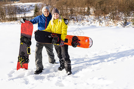 冬天 滑雪 雪和太阳享受寒假的家庭活动女士滑雪板母亲女孩青年女性假期运动夫妻图片