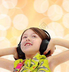 小女孩在听音乐耳机童年孩子们立体声女性乐趣喜悦圆圈快乐享受女孩图片