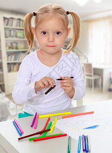 女孩用标记画画卧室绘画房间托儿所床单地面孩子婴儿孩子们铅笔图片