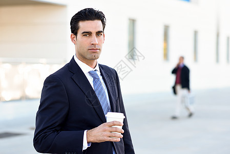 商务人士喝酒喝咖啡 拿杯酒一起走商业男性城市建筑工作套装领带杯子早餐管理人员图片