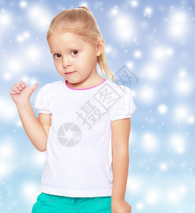 女孩显示拇指幸福眼睛蓝色快乐工作室头发假期幼儿园女孩们乐趣图片