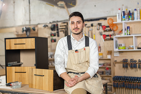 家具厂 小型公司和人的概念  制造业中一位微笑的男性工人的画像安全制作者拉丁工作服工厂工匠店铺作坊工作风镜图片