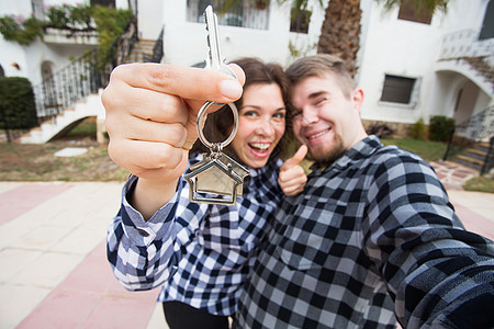 财产 房地产和公寓概念  快乐风趣的年轻夫妇展示他们新房的钥匙女士买家男性幸福房子情人销售抵押搬迁男人图片