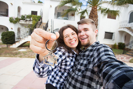 房地产和财产概念  幸福的夫妻拿着新家和微型房屋的钥匙房子女性销售住房贷款乐趣男人投资项目买家图片