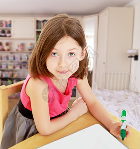 小女孩在白面上画有毛笔童年家具孩子广告牌幼儿园教育房间微笑学生快乐图片