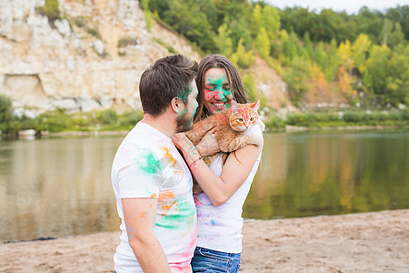 霍利节 旅游和自然概念     猫披着多色灰尘的男女肖像图片