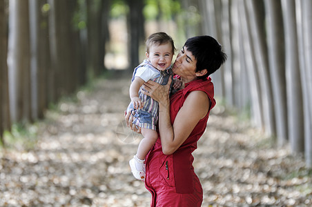 森林中的母亲和女儿季节地面叶子小路森林树木孩子们林地公园婴儿图片